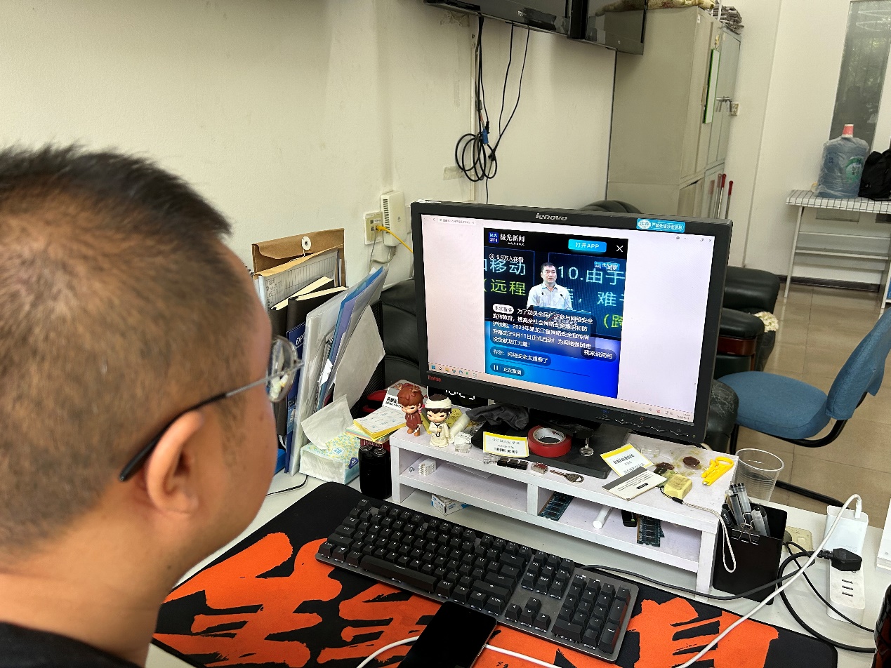 人在玩电脑描述已自动生成