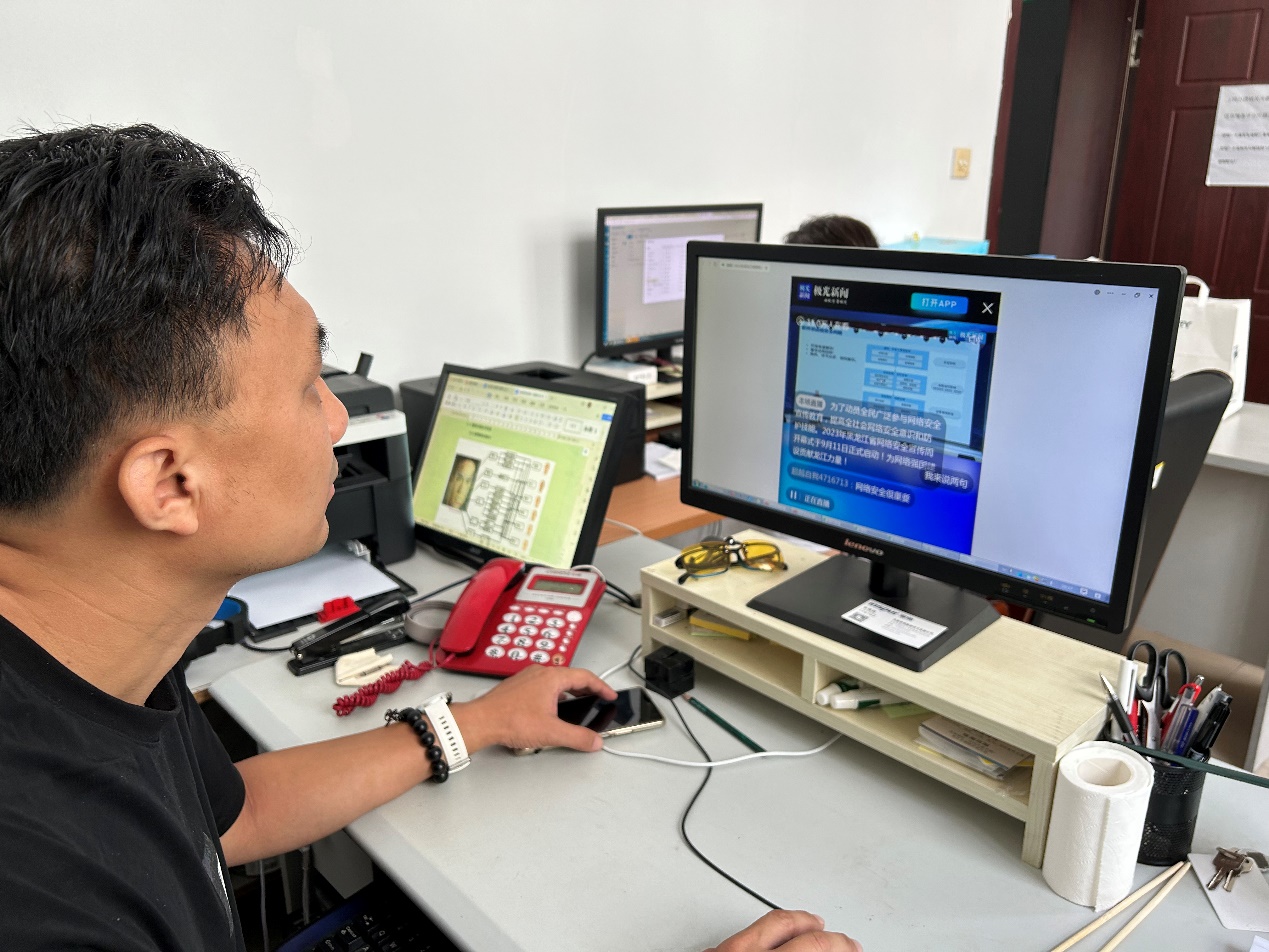 人在玩电脑描述已自动生成