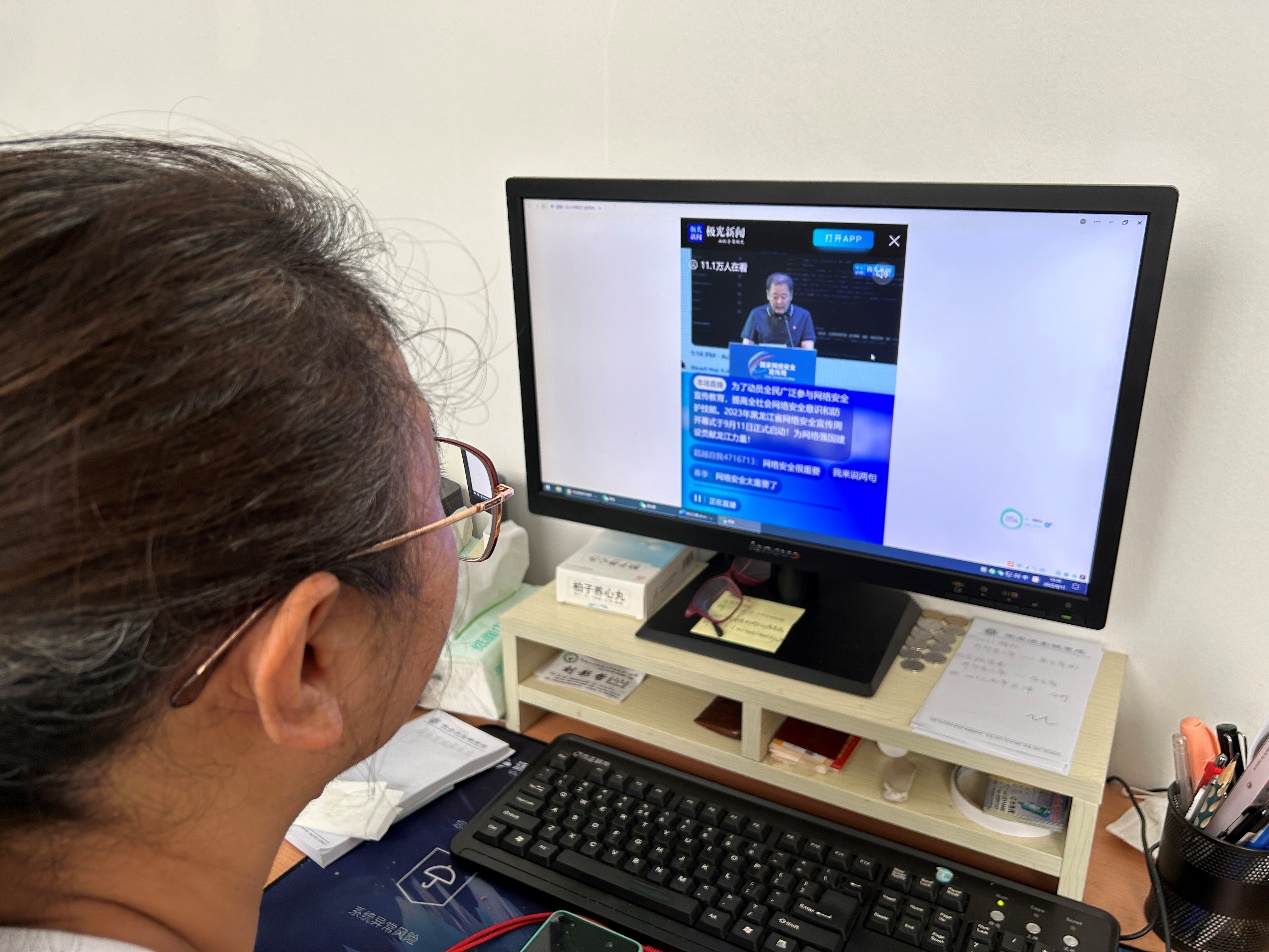 女人在打电脑描述已自动生成