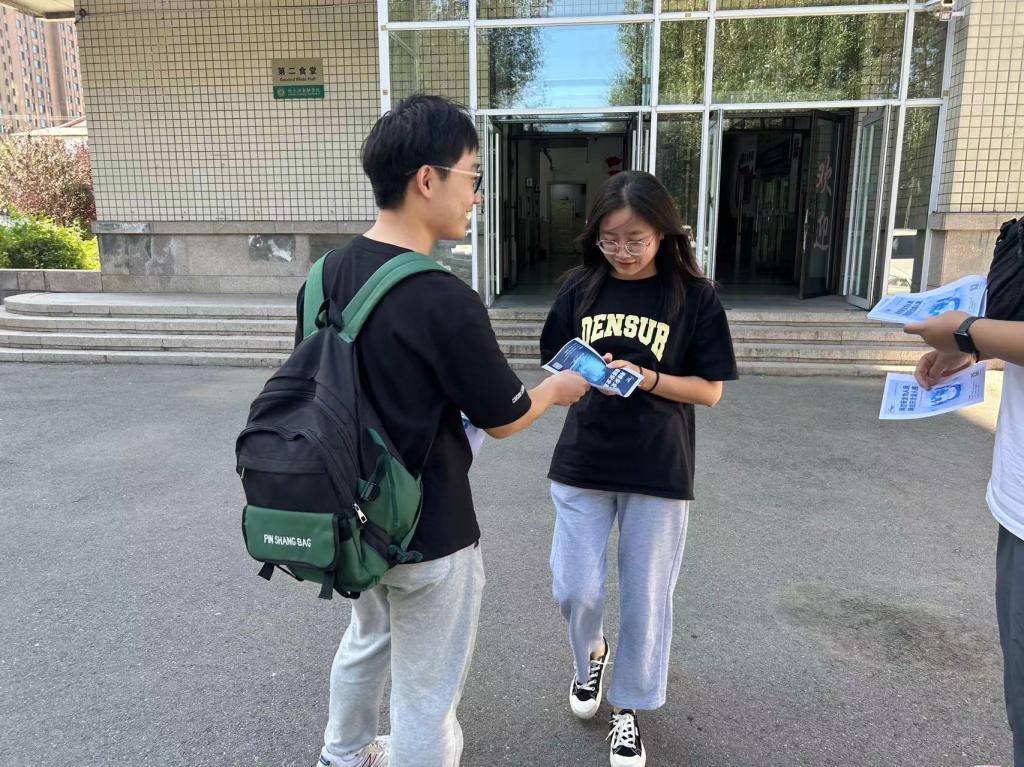 男孩和女孩走在路上描述已自动生成