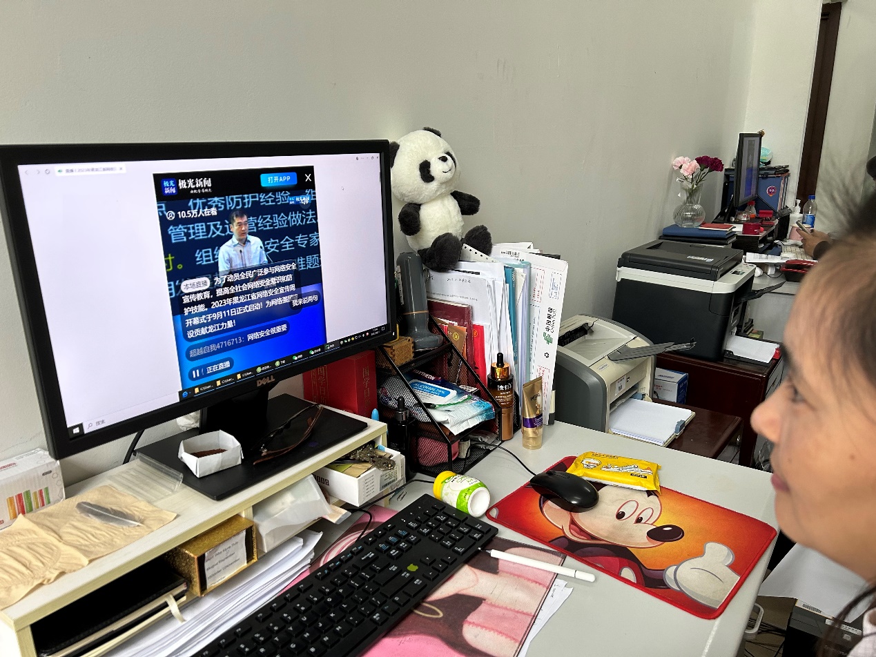 人在玩电脑描述已自动生成