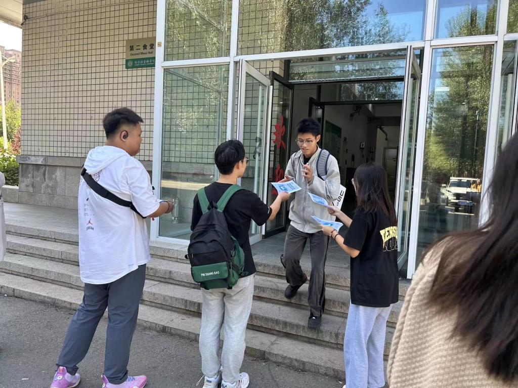 一群人站在马旁描述已自动生成