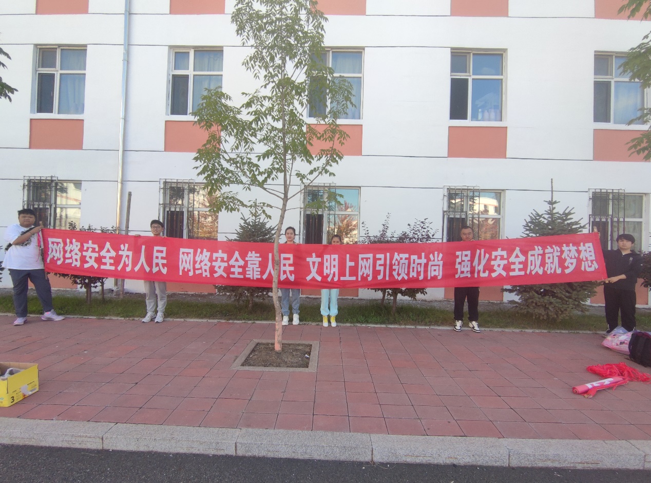 图片包含 建筑, 户外, 人行道, 前描述已自动生成